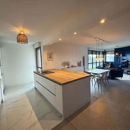 La Business Class - Standing - Tramway - Parking *